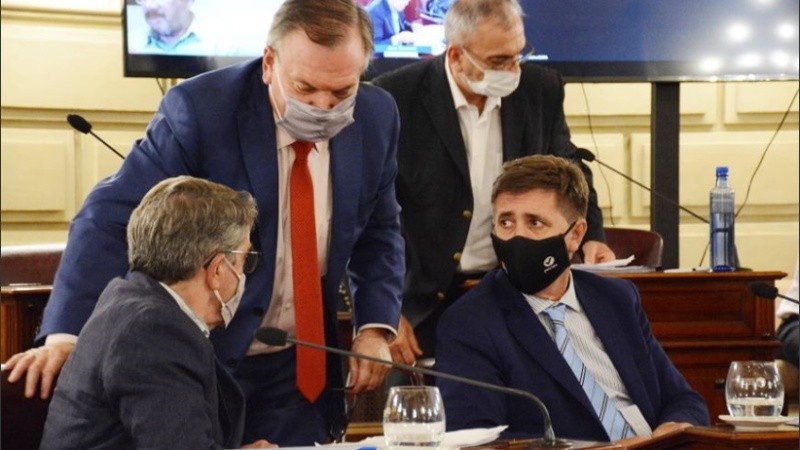 Otra vez el Senado en el centro de la escena de la política provincial. 