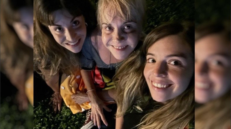 Claudia Maradona, flanqueada por Gianinna y Dalma Maradona.