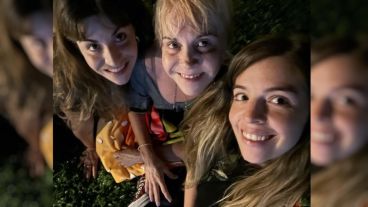 Claudia Maradona, flanqueada por Gianinna y Dalma Maradona.