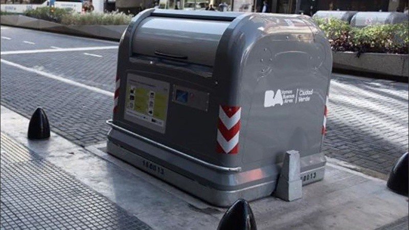 El bebé fue encontrado junto a una caja de cartón y una partida de nacimiento. 