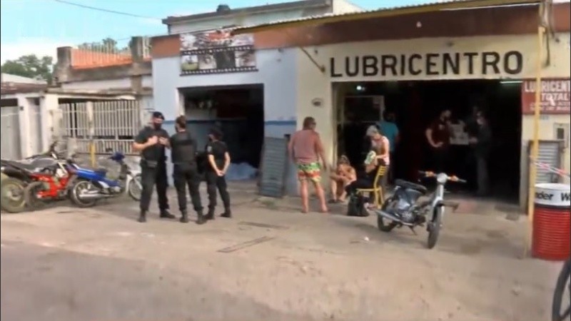 Había un fuerte despliegue policial en la cuadra.