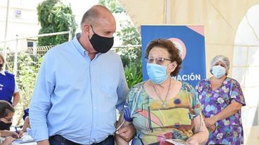 El Gobernador compartió el momento en el que acompañó a su madre a vacunarse.