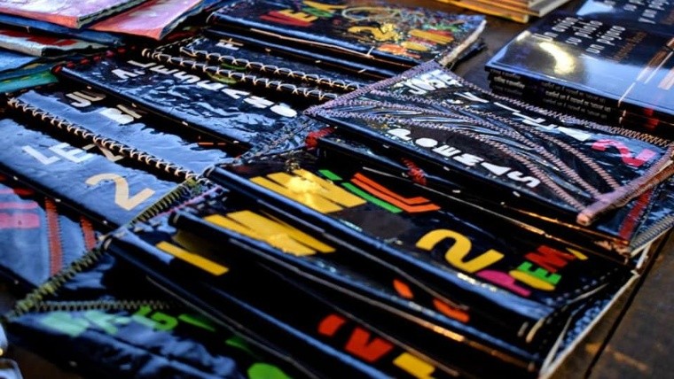 Ediciones Arroyo, una editorial que utiliza residuos para crear su arte de tapa.