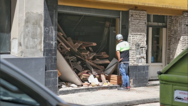 El derrumbe del techo de la verdulería en pleno centro de Rosario. 