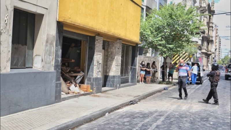 El derrumbe del techo de la verdulería en pleno centro de Rosario. 
