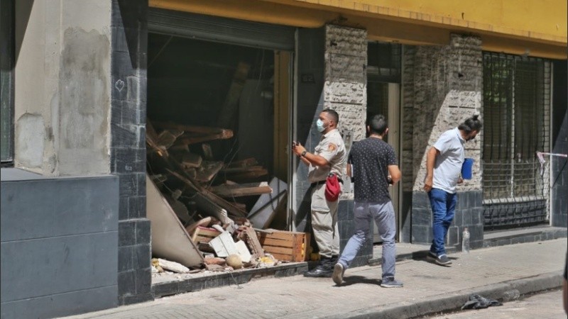 El derrumbe del techo de la verdulería en pleno centro de Rosario. 