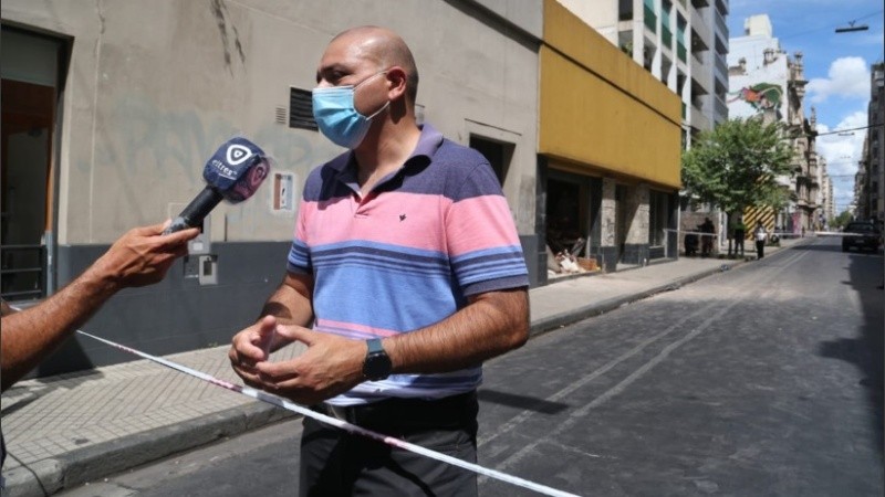 El director de Defensa Civil, Gonzalo Ratner, hablando del derrumbe en El Tres. 