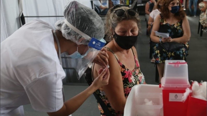 Los docentes reciben las Sinopharm que llegaron desde China la semana pasada.