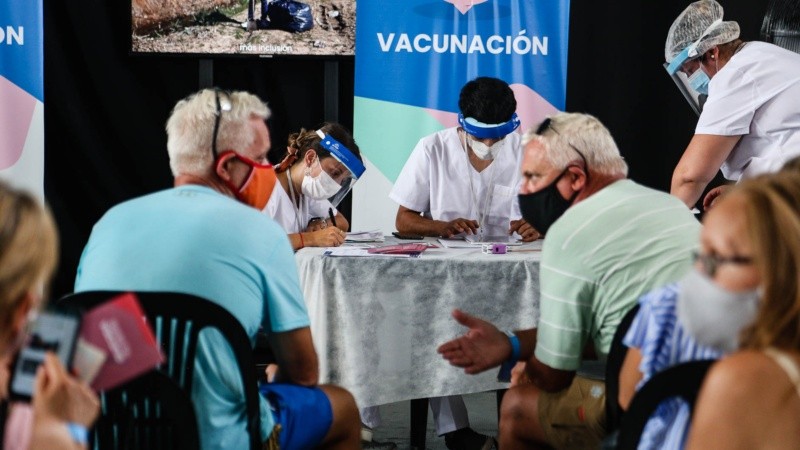 Comenzó la vacunación a docentes en Rosario.