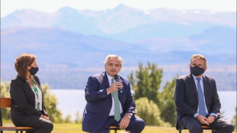 El mandatario encabezó la firma del acuerdo, acompañado por la gobernadora de Río Negro, Arabela Carreras, y el intendente de Bariloche, Gustavo Gennuso.