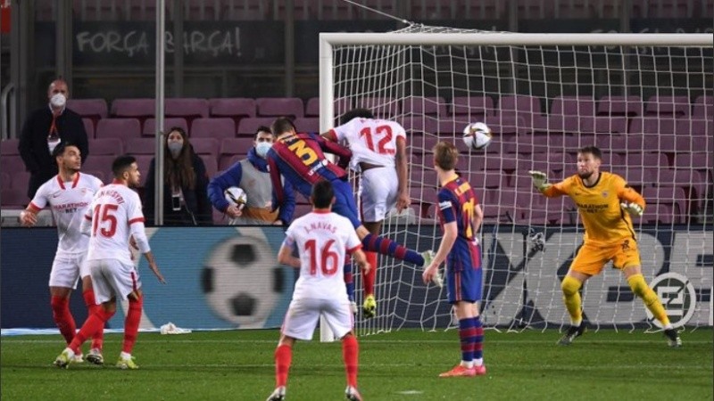 Con este cabezazo de Piqué, Barcelona llegó al alargue y después lo ganó 3 a 0.