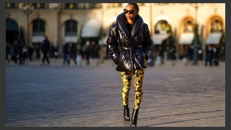 Distintos estilos, predominantemente de los 80, se conjugan para traer nuevamente esta emblemática pieza