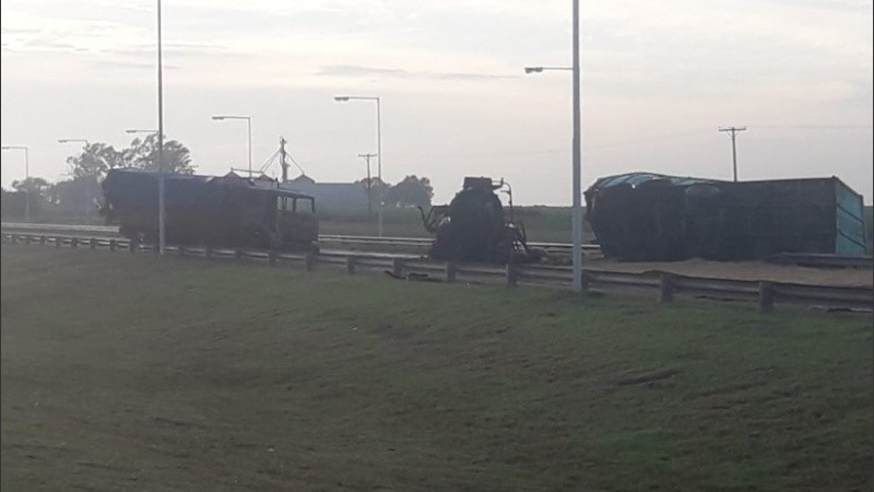 Así quedaron los camiones siniestrados en la autopista a Córdoba. 