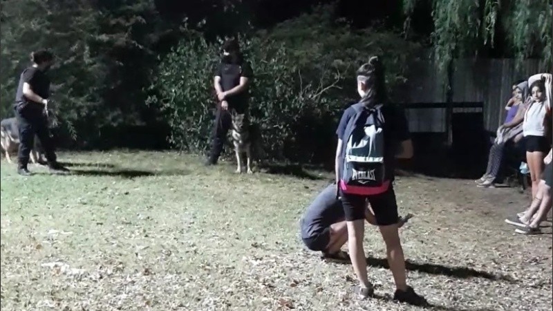 Quisieron escuchar a Abel Pintos desde afuera del anfiteatro y los corrió la policía