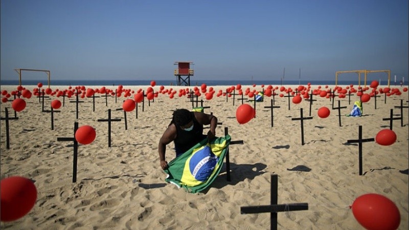 Brasil padeció un nuevo récord de muertes por coronavirus y en diversas ciudades hubo reproches contra el presidente. 