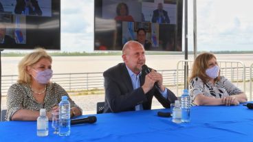 Perotti en la conferencia junto a sus ministras Martorano y Cantero.