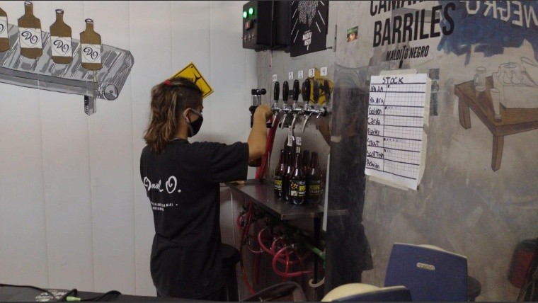 Daniel O fabrica cerveza artesanal y capacita a jóvenes para su futura inserción laboral.