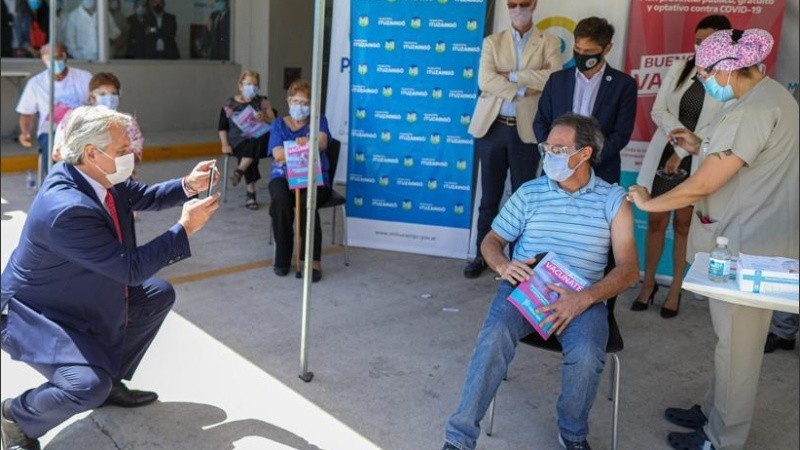 Recorrió el espacio, saludó a los trabajadores y hasta sacó fotos. 