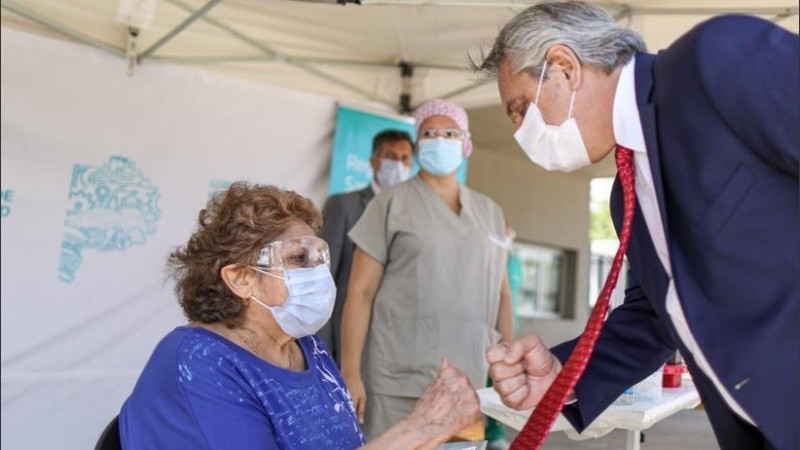 Recorrió el espacio, saludó a los trabajadores y hasta sacó fotos. 