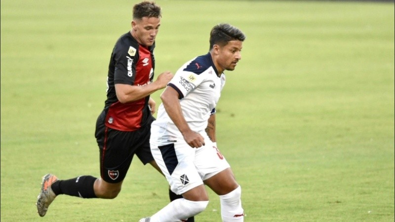 Palacios cumplió la ley del ex; en la foto, ante Alexis Rodríguez. 