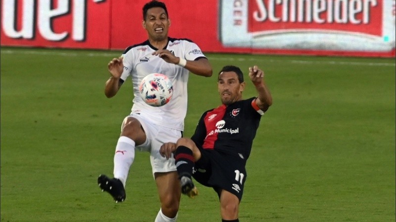 Maxi Rodríguez en acción ante Insaurralde.