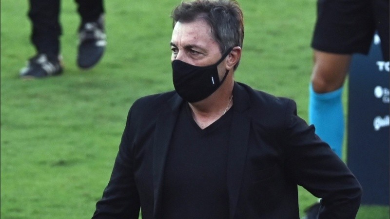 El entrenador leproso, al salir del campo de juego ante Independiente.