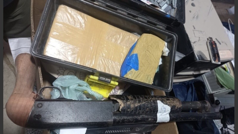 Les encontraron cocaína, balanzas de precisión, teléfonos celulares, equipos de informática y dinero.