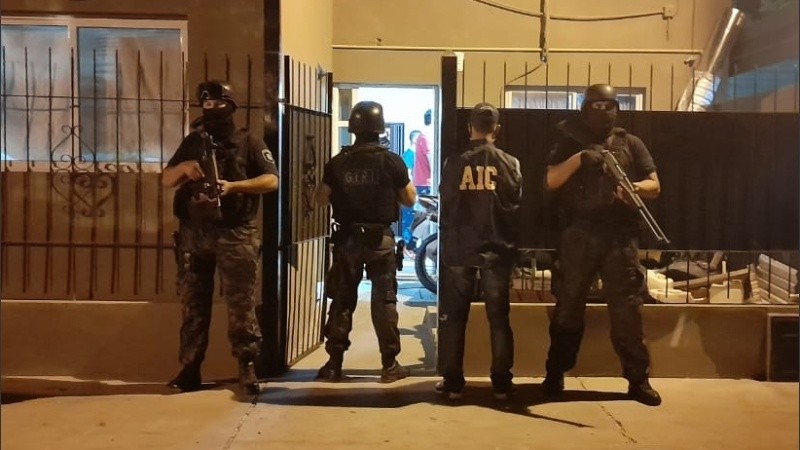 Les encontraron cocaína, balanzas de precisión, teléfonos celulares, equipos de informática y dinero.