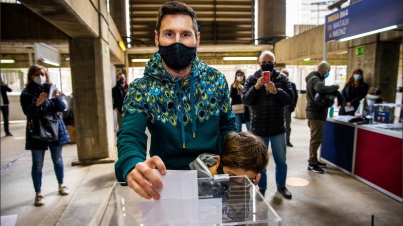 Messi fue a votar al Camp Nou junto a su hijo Thiago.