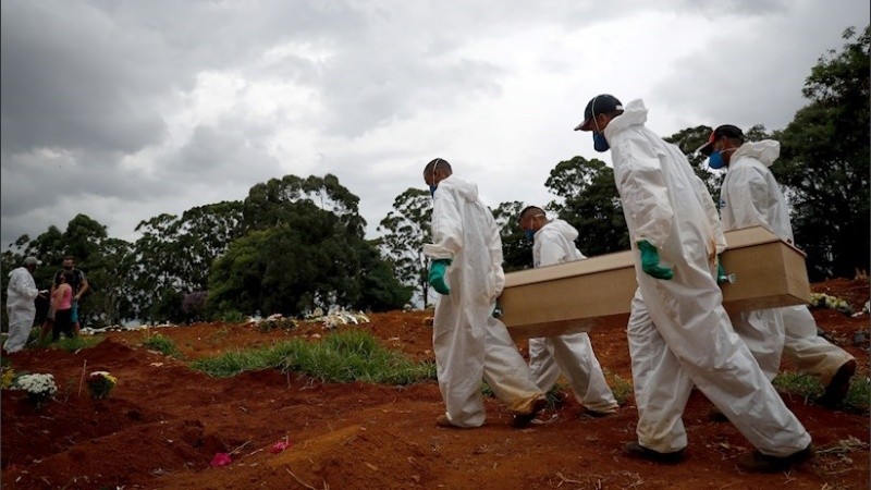 Una persona muere cada 50 segundos por covid-19 en Brasil.