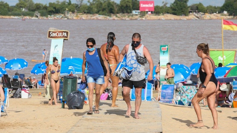 En las playas de la ciudad se ven muy pocos barbijos.