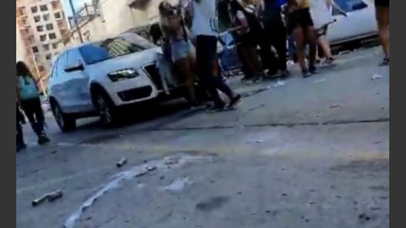 Afortunadamente, el incidente no provocó heridos graves. Sólo una joven debió ser trasladada por una ambulancia.