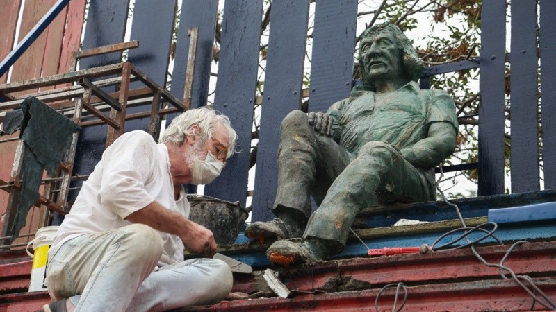La estatua está emplazada sobre la tribuna de calle Virasoro. 