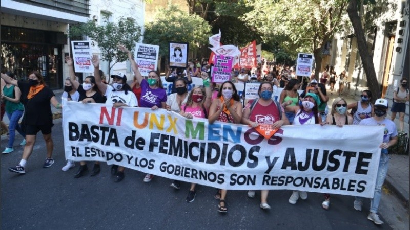 La marcha por el Día de la Mujer comenzó a las 17 en Rosario.
