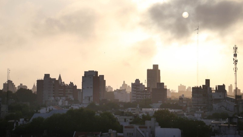 Una mañana con humo en Rosario.