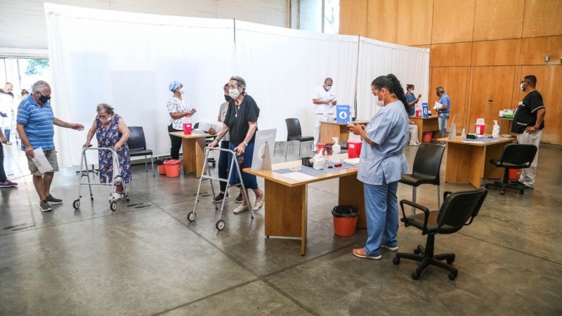 La vacunación de adultos mayores en el distrito Noroeste este miércoles.