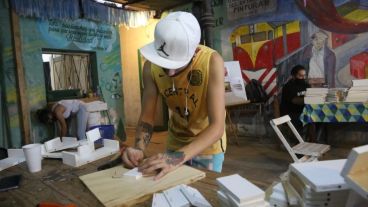 Pibes y pibas trabajando en el club