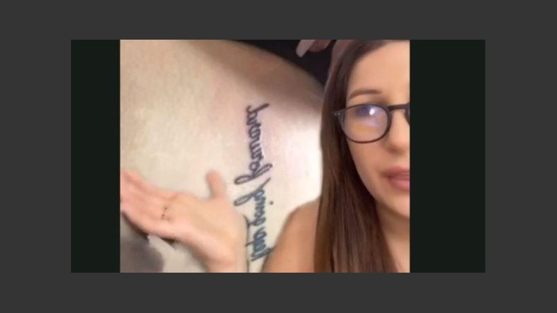 La joven decidió tapar la frase con un dibujo.