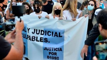 Claudia Villafañe como Dalma y Gianinna Maradona llevaban una bandera que reclamaba "condena social y justicia para los culpables".