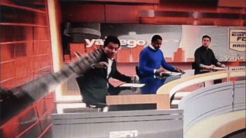El incidente ocurrió durante el inicio del programa. 