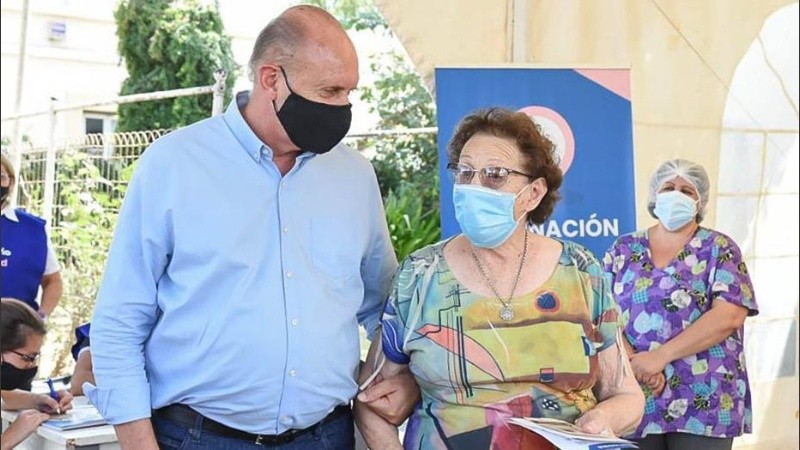 A principios de marzo, el gobernador acompañó a su madre a vacunarse contra el coronavirus