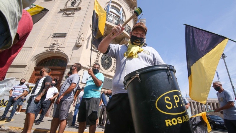 La ruidosa protesta de los taxistas frente al Palacio Vasallo.