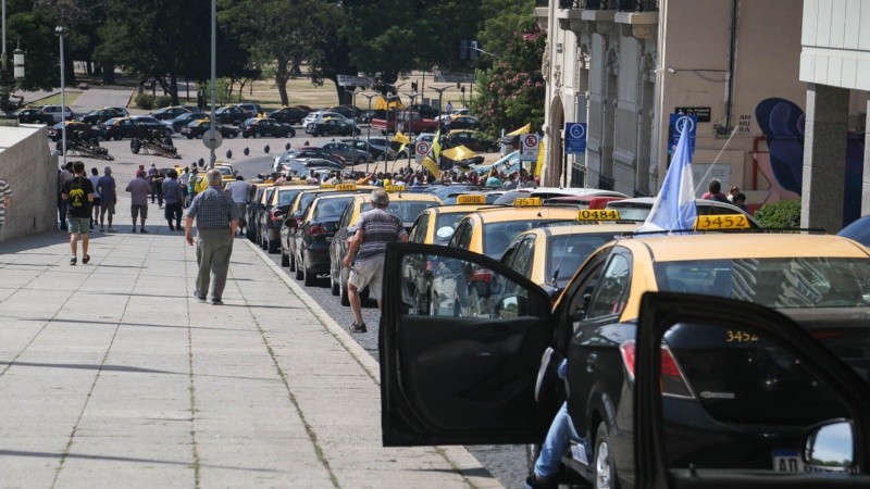 La ruidosa protesta de los taxistas frente al Palacio Vasallo.
