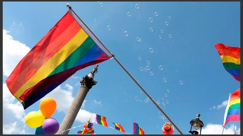 Tampoco podrán hacerlo madres o padres solteros.