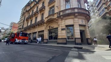 El humo en la clásica esquina rosarina del hotel Savoy