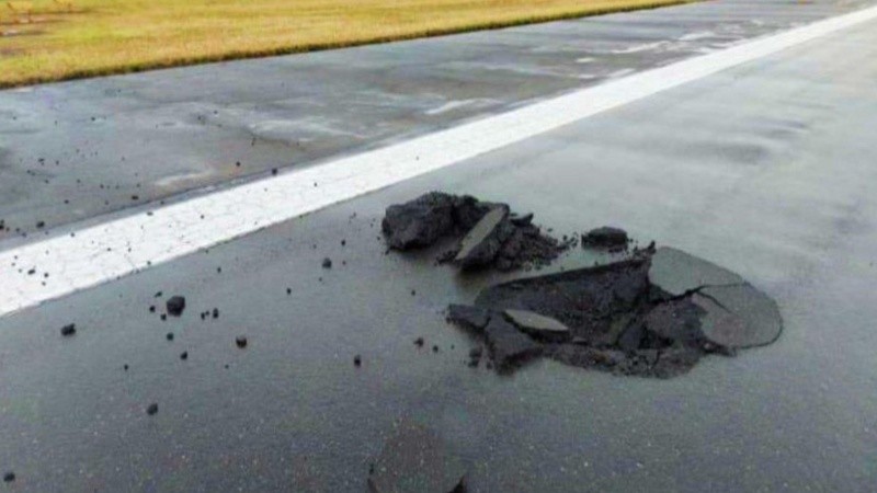 El agujero fue profundo y esparció escombros por la pista.