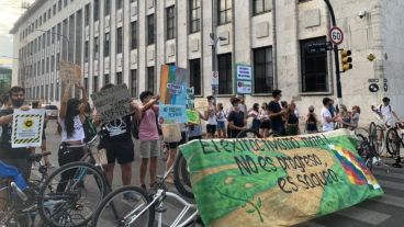 "El extractivismo mata! No es progreso, es saqueo", recita la bandera.