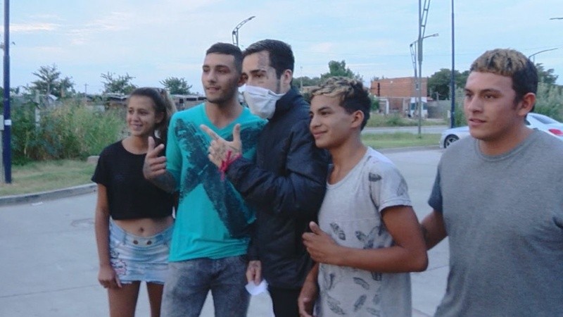 Gestos. Una de las fotos con fans al salir en libertad.