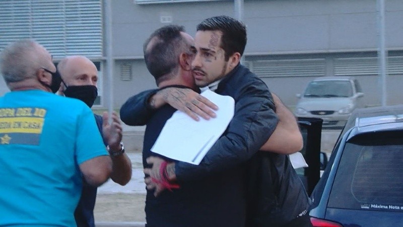 El abrazo del trapero con Carlos Varela, su abogado defensor.