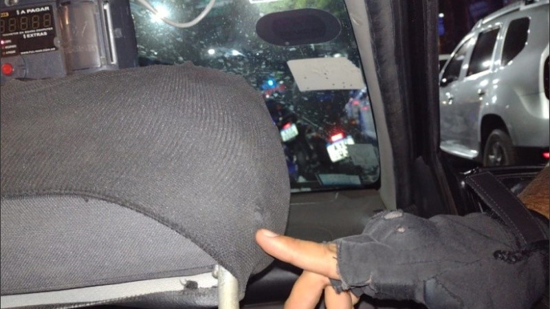 La bala que entró en el taxi de rebote, anoche en Pichincha. 